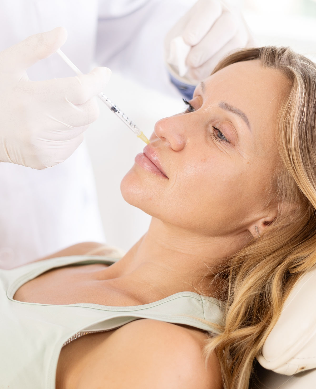 Blonde lady getting lip fillers